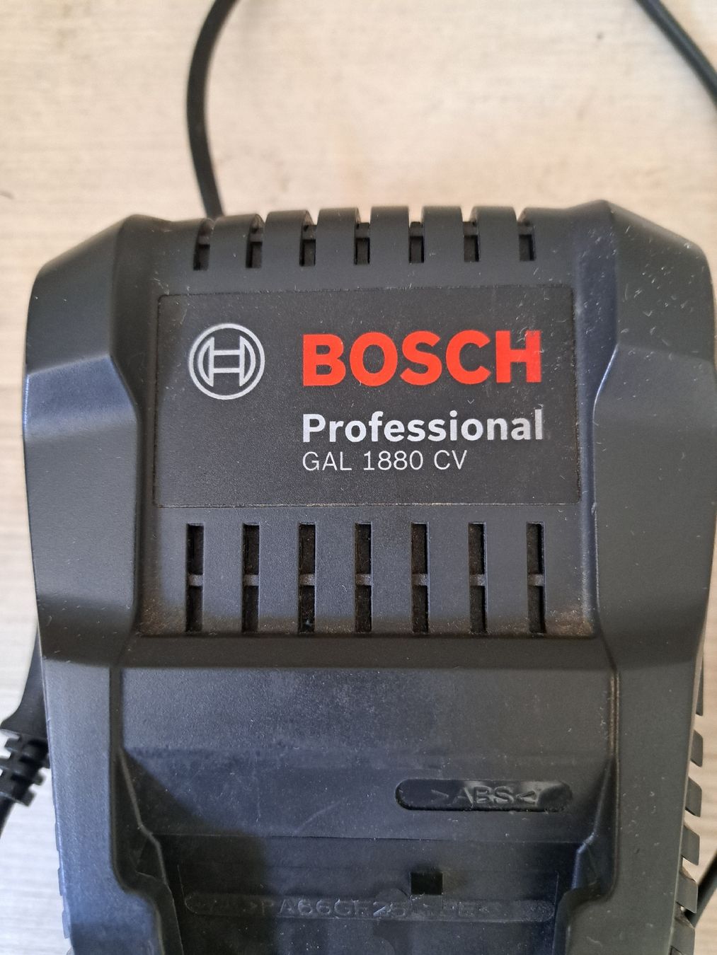 Bosch Caricatori & Batterie: Ladegerät Bosch GAL 1880 CV – Usato da Tegerfelden venduto da Spick67 1
