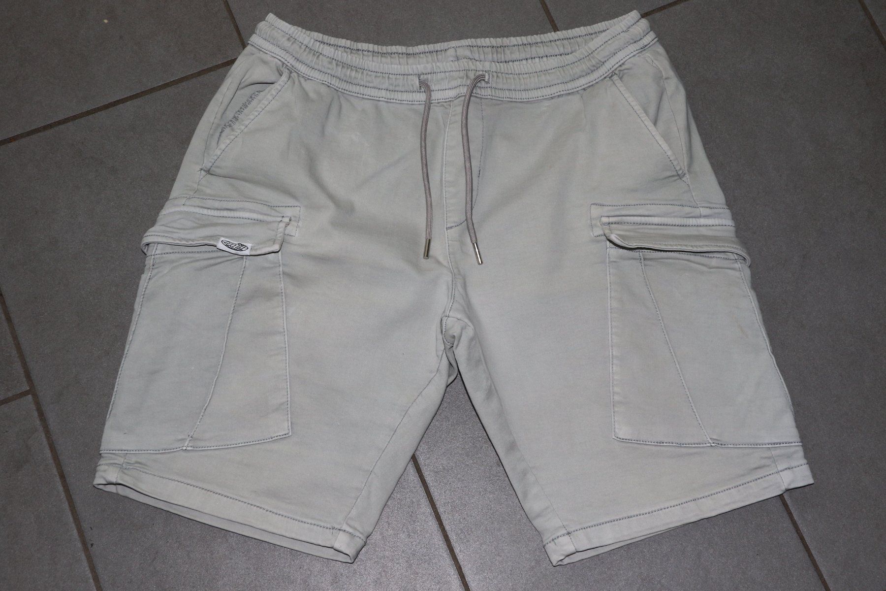 Pantaloni: Herren Jeansshorts Gr.M – Usato da Oberwil-Lieli venduto da Svetlana28 4