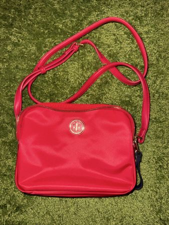 Rote Tommy Hilfiger Umhängetasche - Sommer Must-Have!
