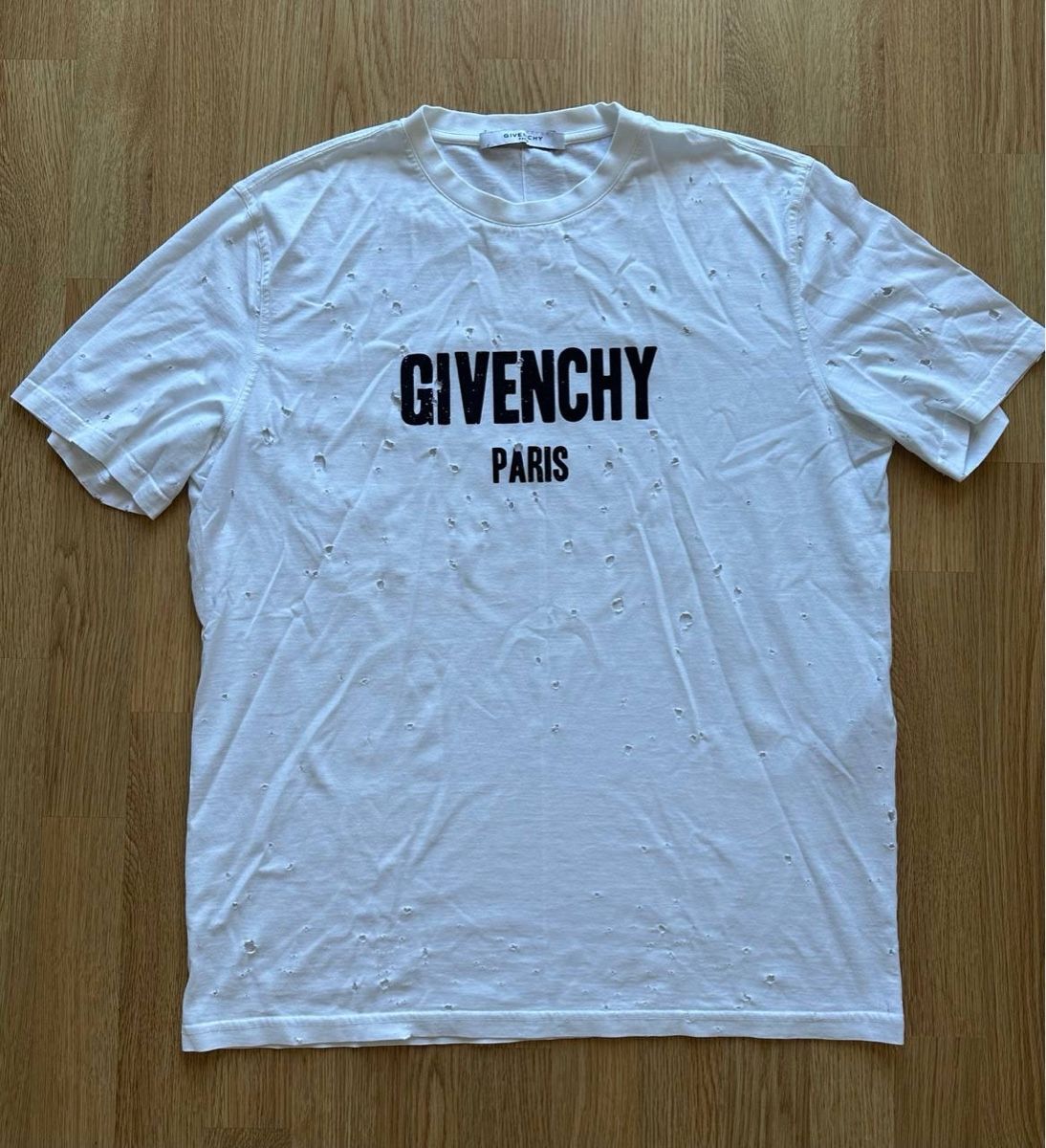 Givenchy T-Shirts: Givenchy Paris Tshirt  – Gebraucht aus Pfäffikon ZH von Nataliia.