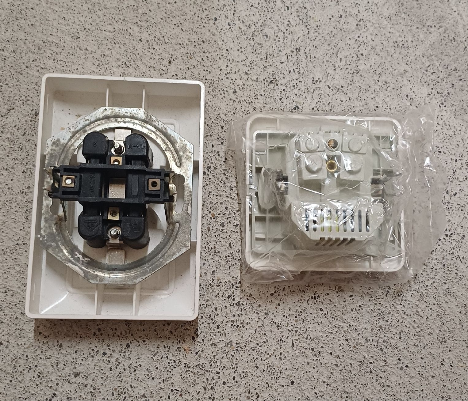 Spine: Einbausteckdosen 1x mit USB-A Ladeanschluss – Nuovo (secondo la descrizione) da Pfeffikon LU venduto da SY-YoLo 1