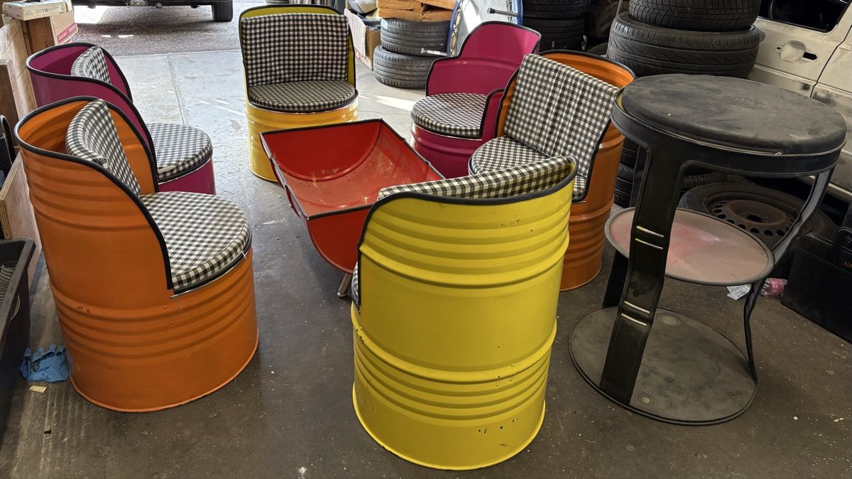 Tischset: Originelle TischSet Garagen / Gartenlounge aus Oelfassern, – Gebraucht aus Oberdorf BL von AutoWerk4448 1