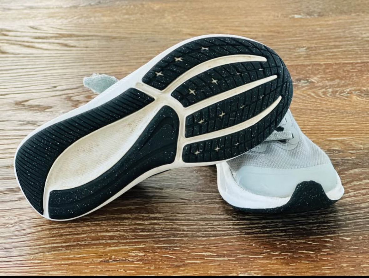 Nike Scarpe per ragazzi: Nike Sneaker / Kinder Sneaker, Farbe silber-grau, Gr. 27.5 – Usato da Münchwilen TG venduto da Braneee 2