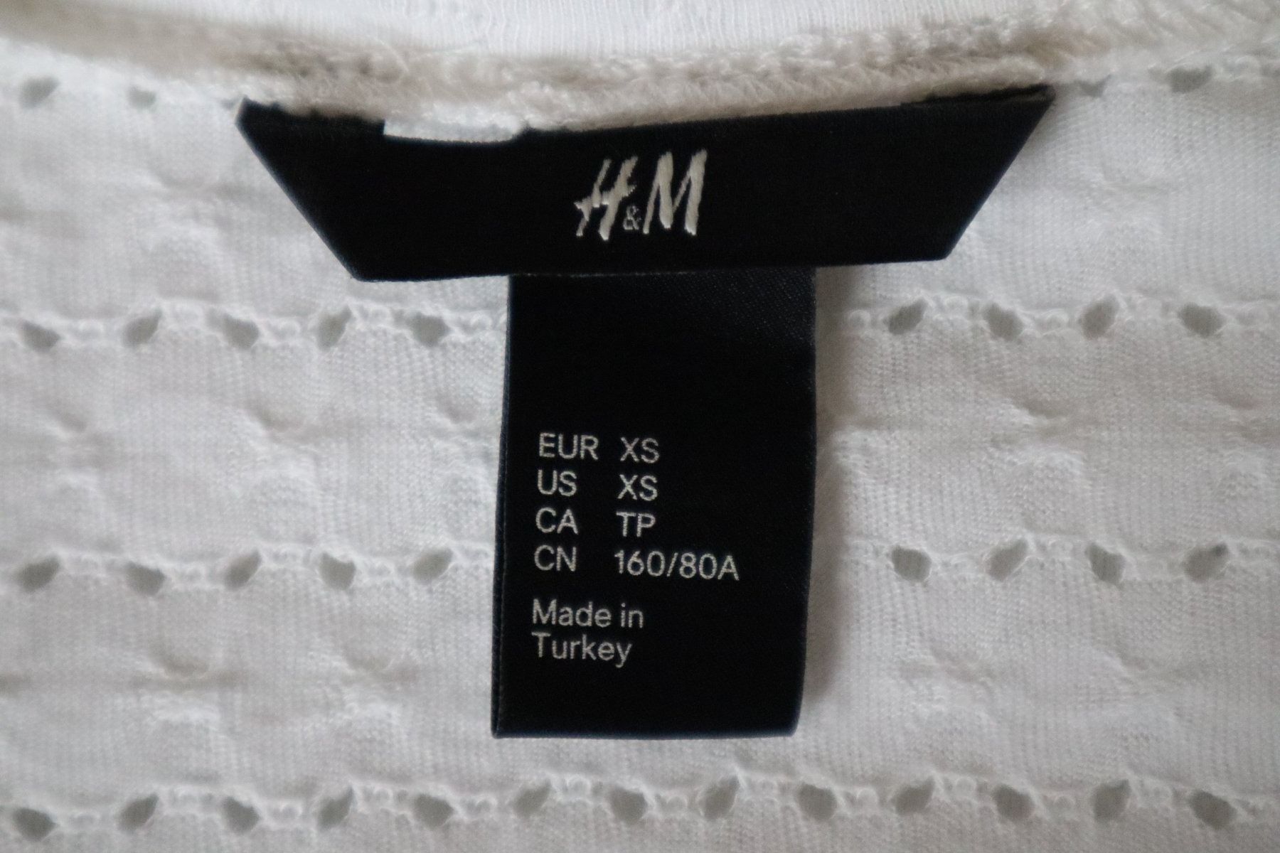 H&M T-shirt: T-Shirt mit Löchlimuster, Gr. XS-S – Usato da Wattwil venduto da diamant1 3