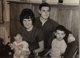Vernacular Photography 1965  - Glückliche Familie, Stofftier