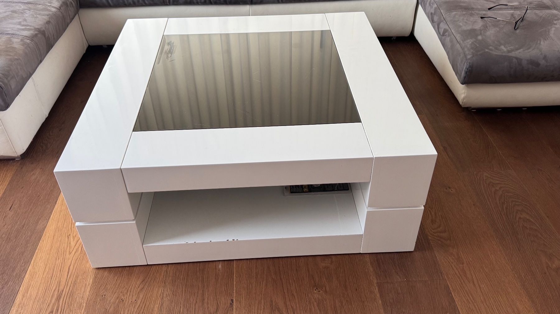 Tables: Weisser Couchtisch mit Glasplatte – D'occasion à Engelburg par tan_6h9y 1