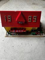 Lego Haus mit Ziegelrotem Dach und Gartendekoration