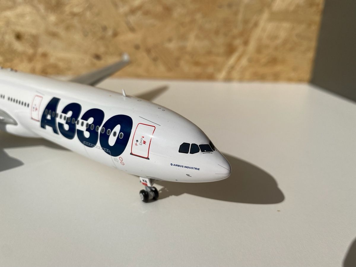 Airbus Modellbausätze & Standmodelle: A330 Metallmodell Inflight200 Massstab 1:200 – Gebraucht aus Meiringen von sellswiss