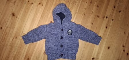 Warme Strickjacke mit Kapuze, Grösse 62, Top Zustand!
