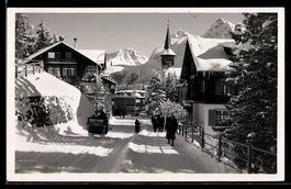 AK Arosa, Straßenpartie mit Kirche im Winter