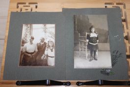 2 alte Fotos / Familienfoto 9 x 13 cm 1910er Jahre  Mädchen
