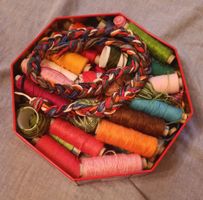 Bunt gemischte Garnspulen-Sammlung im Vintage-Döschen!