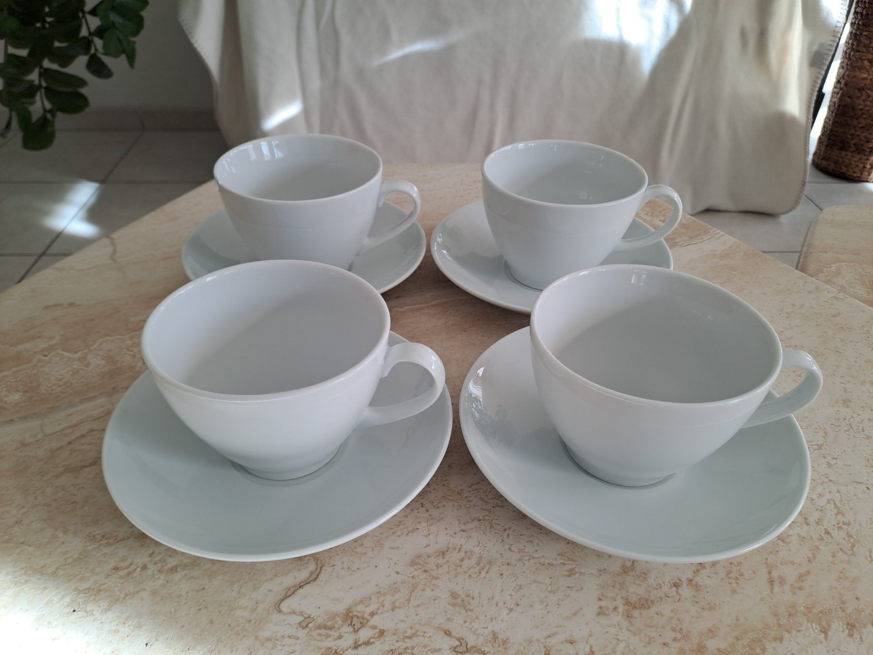Ikea Set di piatti: 4 grosse Ikea-Tassen mit Unterteller – Usato da Burg AG venduto da Magali24