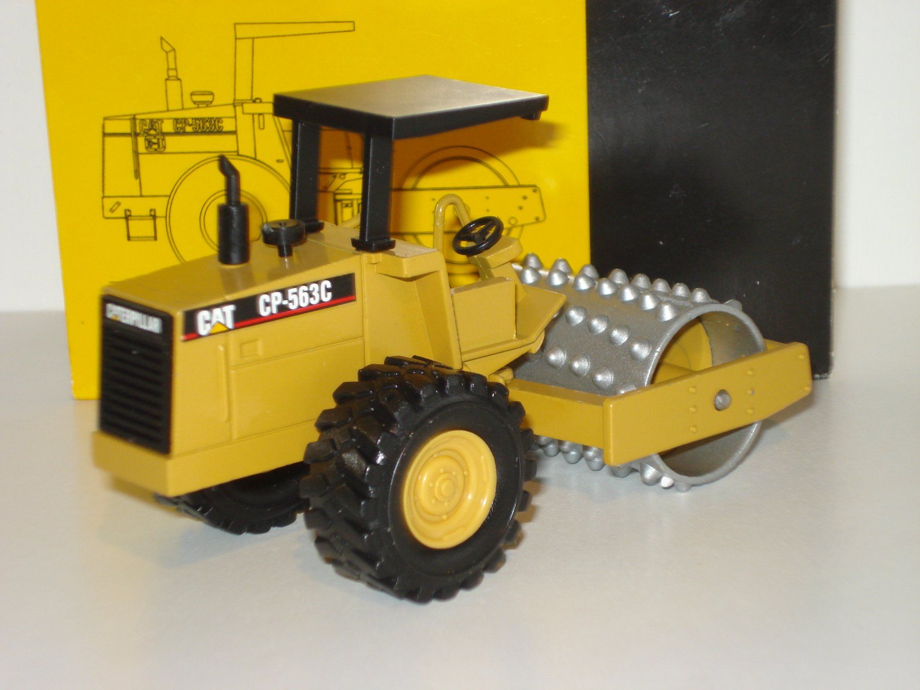 Caterpillar Kit di modellismo & Modellini statici: CAT CP 563 C Walzenzug – Nuovo (secondo la descrizione) da Mitlödi venduto da worker04 3