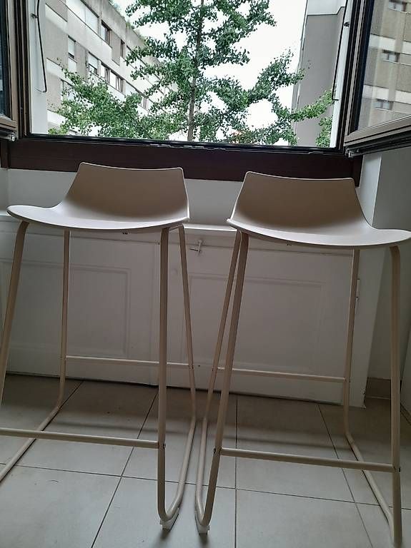 Hochstühle: Chaises hautes de bar beiges – Gebraucht aus Carouge GE von cor_6dh7 1