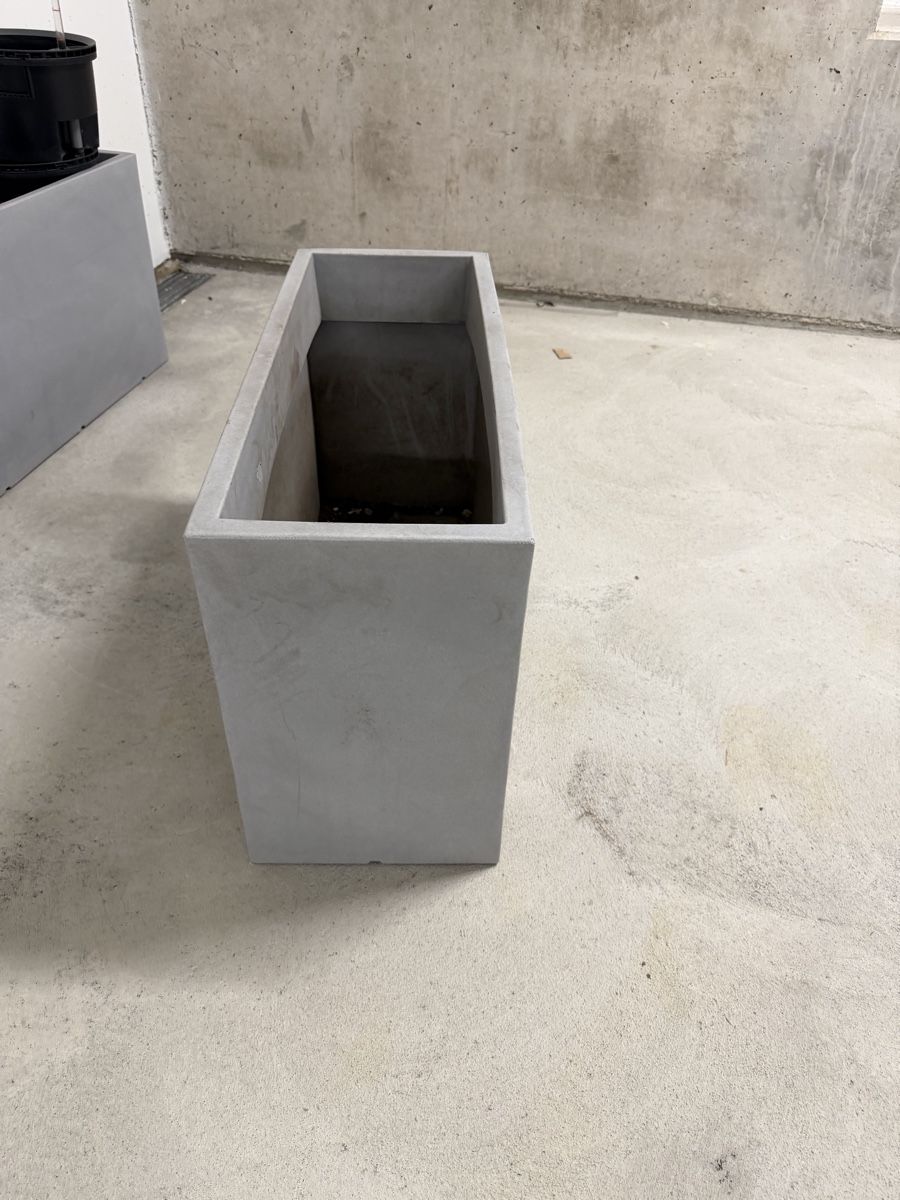 Coffres de rangement:  Planter Rectangular Grey 30x 80x 46 cms – D'occasion à Egg b. Zürich par udm_6b8w 1