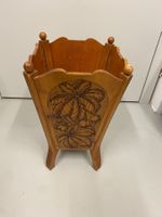 Holz-Blumenständer mit Kastanien-Motiv