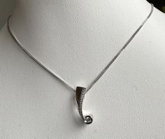 Eleganter Anhänger 18kt. WG mit Brillanten und feiner Kette