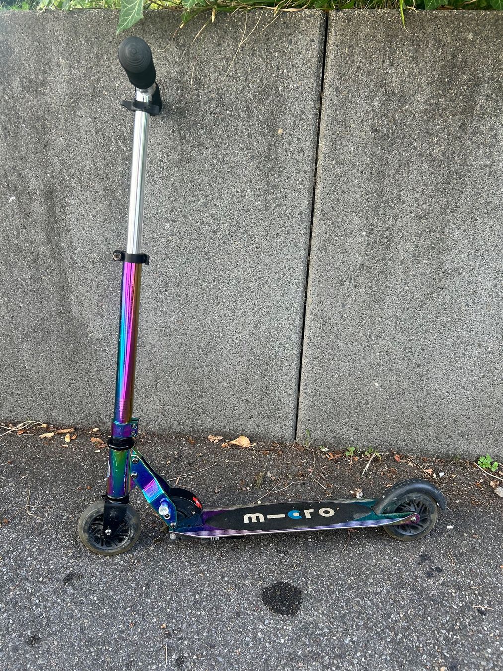Micro Fahrzeuge für Kinder: Micro Roller LED klappbar Regenbogen Optik – Gebraucht aus Zürich von Erictb01