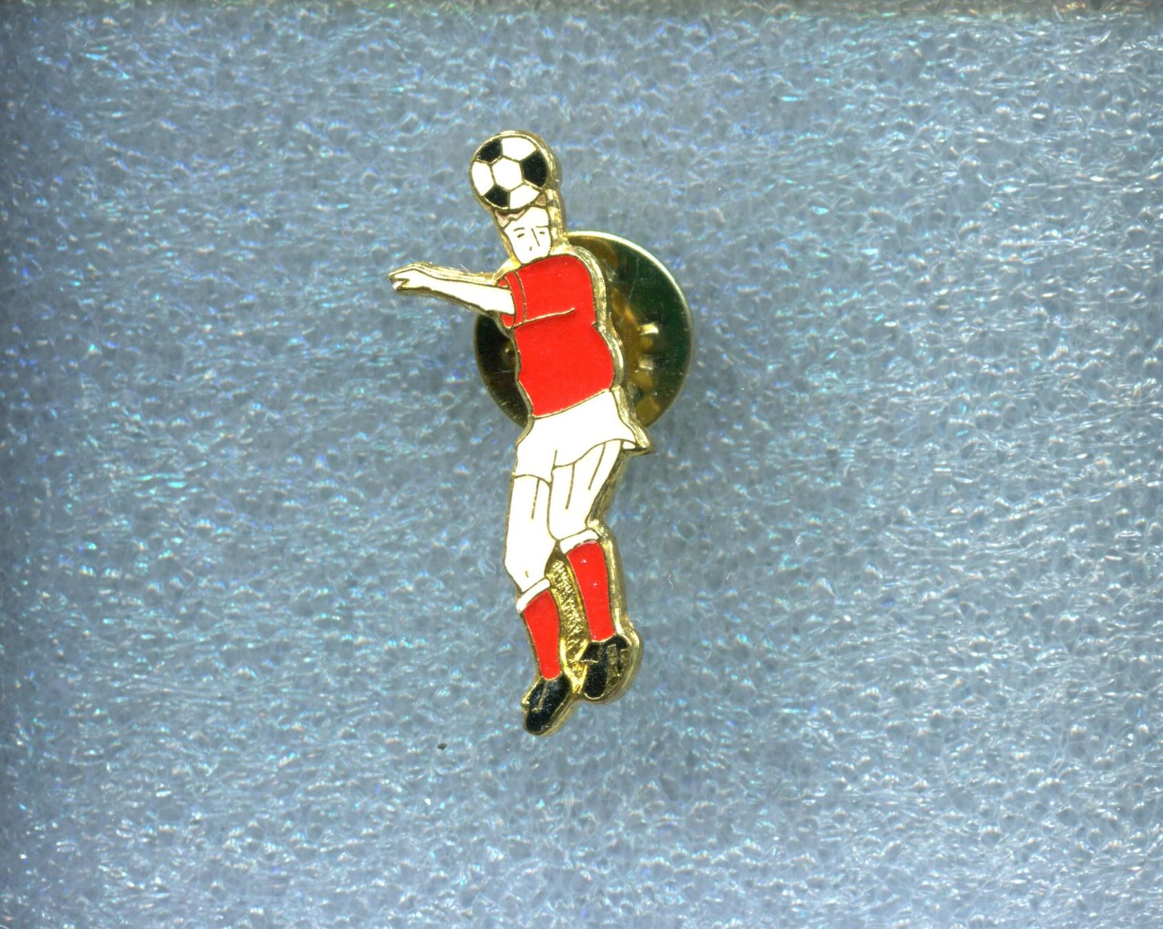 Placchette & Badge: FUSSBALL-SPIELER – Usato da Winterthur venduto da Sammleroase