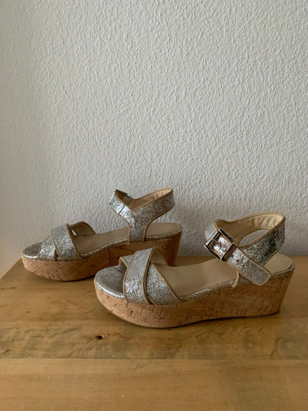 Stuart Weitzman Damenschuhe: STUART WEITZMAN: Silberfarbene Leder-Sandale, Kork-Sohle, 37 – Gebraucht aus Luzern von paulablue 1