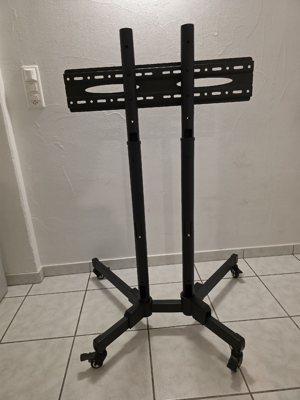 Hama Supporti a parete: Hama tv-halterung trolley – Usato da Schlieren venduto da kaleey.cult 1