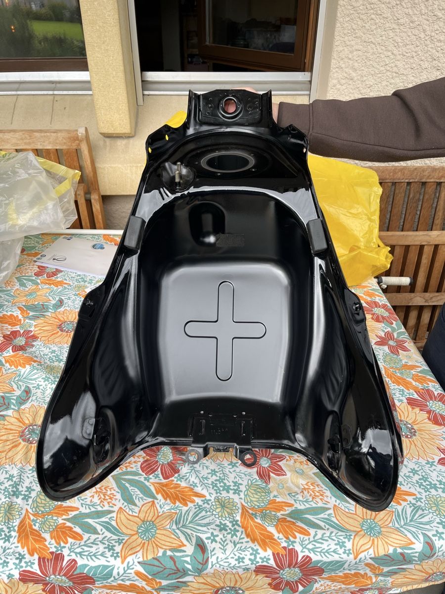 Suzuki Tutti i ricambio per moto: Tank Suzuki v Strom 650 – Usato da Langenbruck venduto da cde_tx7d 9