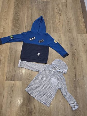 Zwei Kapuzenpullover Gr 116/122 