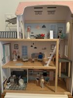 Puppenhaus mit Möbeln und Figuren guter Zustand
