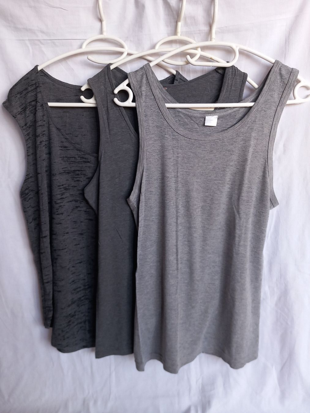 Top: Lot de 3 débardeurs gris Taille M – Usato da Faoug venduto da per_kp6r