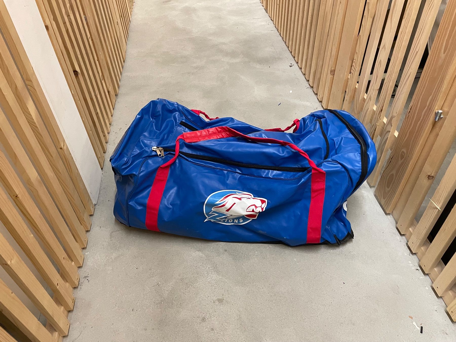 Schutz & Schoner: Eishockey Ausrüstung – Gebraucht aus Winterthur von  8