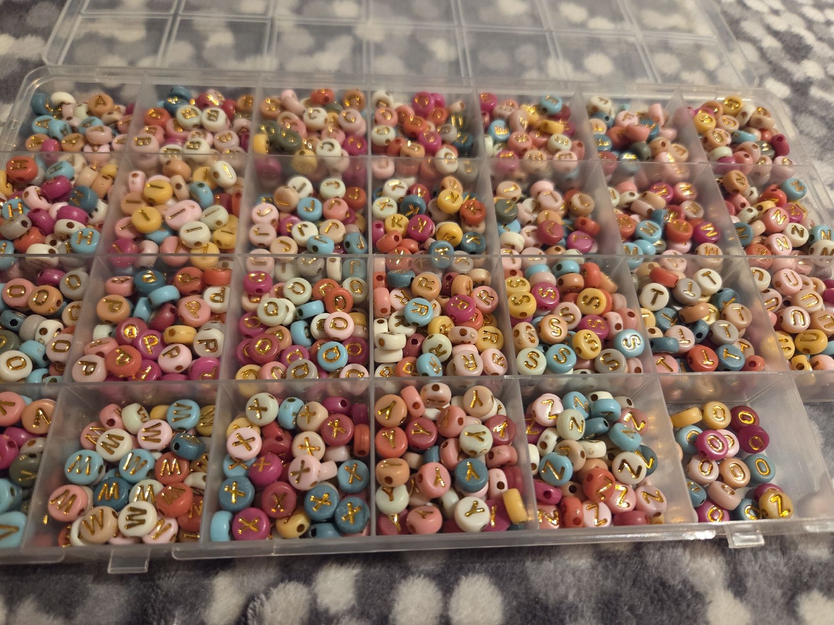 Perles (synthétiques): Buchstabenperlen farbig mit Goldbuchstaben – Neuf avec emballage d'origine à Bazenheid par Han_06 1