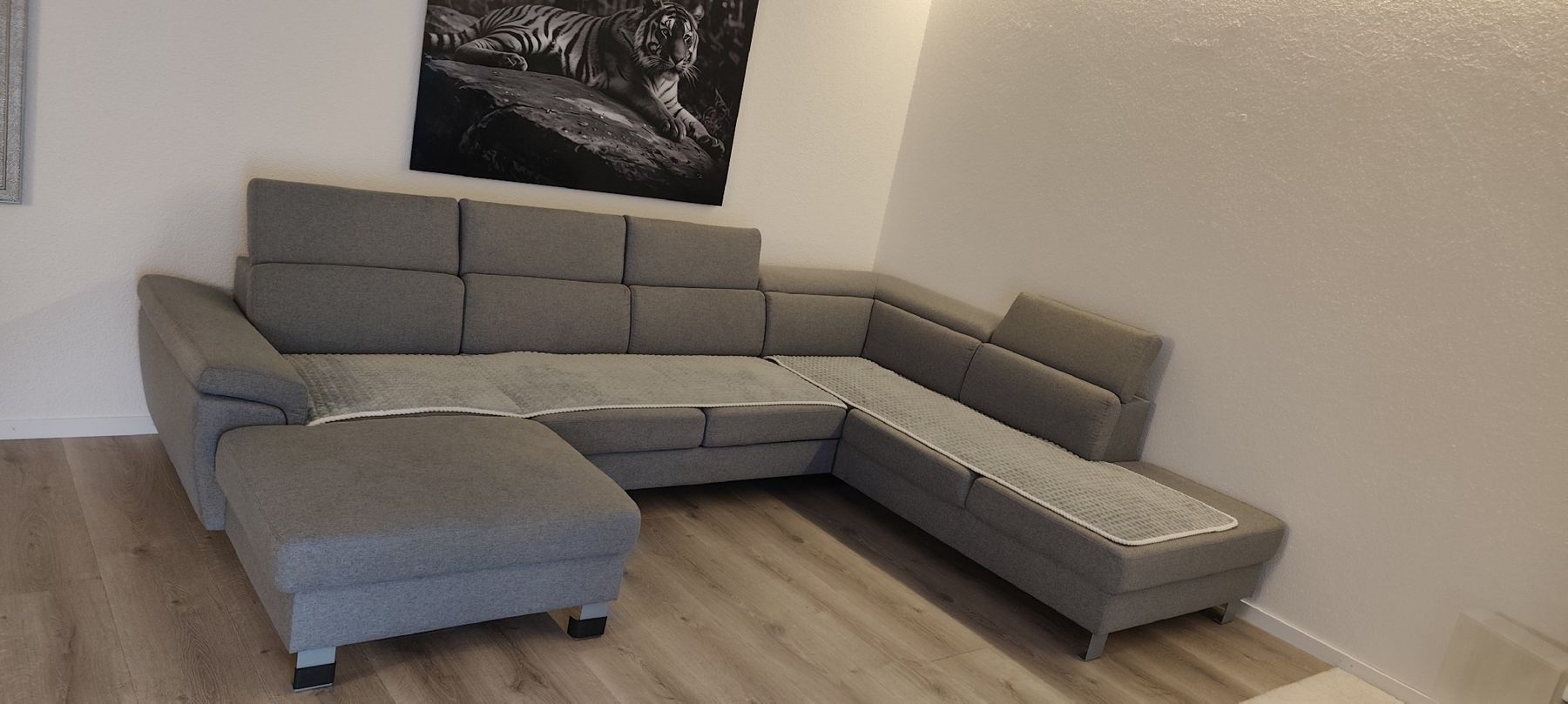 Divani: Ecksofa grau Stoff mit Bettfunktion und Chaiselongue – Usato da Schänis venduto da Mugi_87_