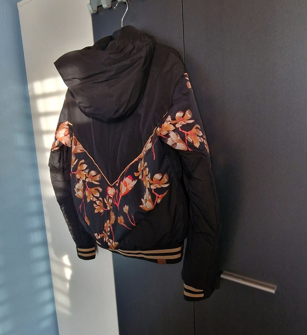 Roxy Giacche: Roxy Daunenjacke, Winterjacke Gr. S, schwarz, Blumen – Nuovo (secondo la descrizione) da Chur venduto da car_5clc 5