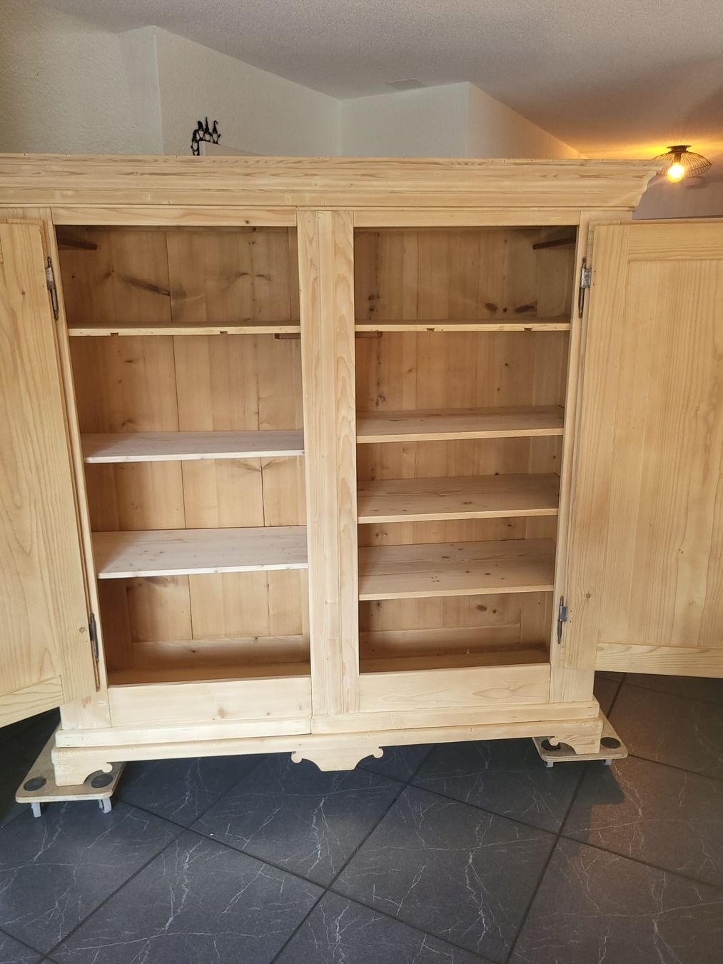 Armoires: Wunderschöner antiker Schrank restauriert – D'occasion à Hofstetten SO par famburgert 4