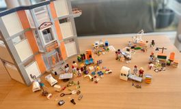 Playmobil Grosses Krankenhaus + zus. Etage u. Einrichtung
