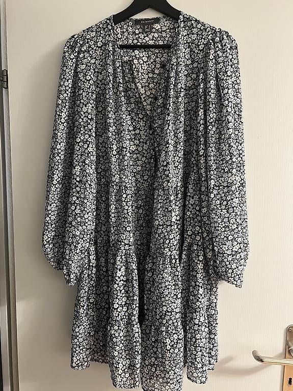 Lotti di vestiti: 3 Blumenkleider Gr. S – Usato da Tuggen venduto da Tantas 3