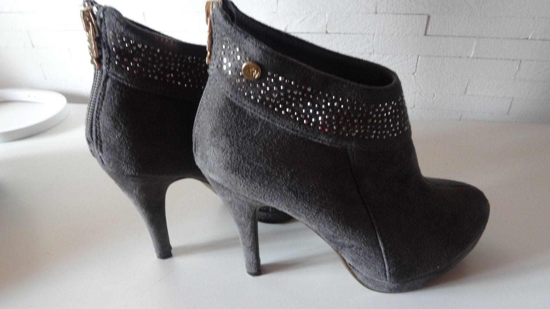 Damenschuhe: Xti Stiefeletten grau  mit Pailletten Gr. 37 – Gebraucht aus Siebnen von Gimmisun 1