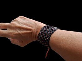 Breites spezielles handgemachtes Armband. Schwarz-rot Töne.