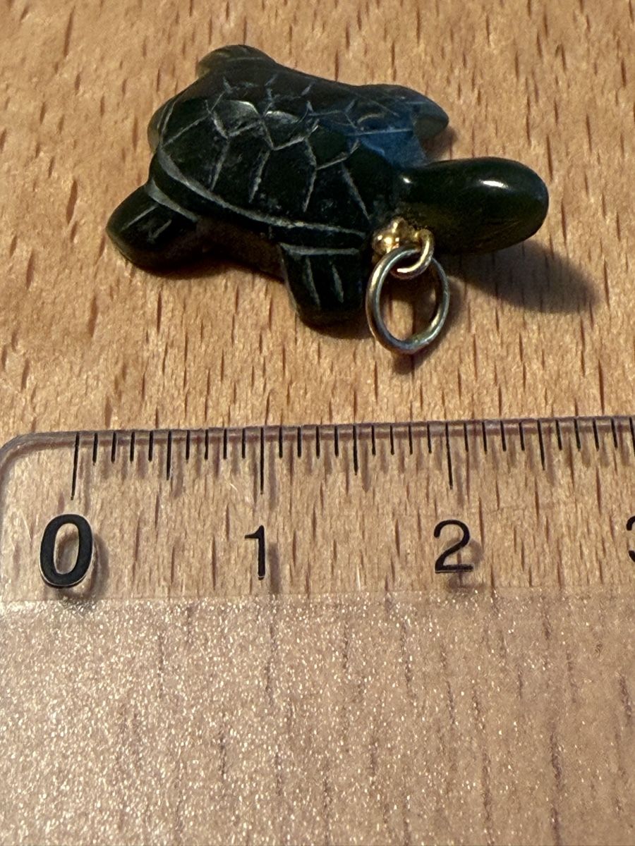 Ciondoli: Miniature Carved Green Stone Turtle Charm – Nuovo (secondo la descrizione) da Erlenbach ZH venduto da Ritschly