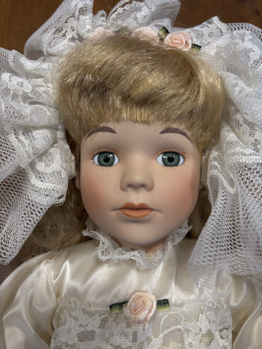 Puppen: Poupée en porcelaine - Crystal – Neu (gemäss Beschreibung) aus Cudrefin von sdz_trl6 1