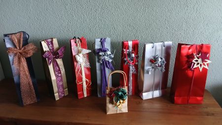 100 Geschenktüten und diverse Geschenkbänder