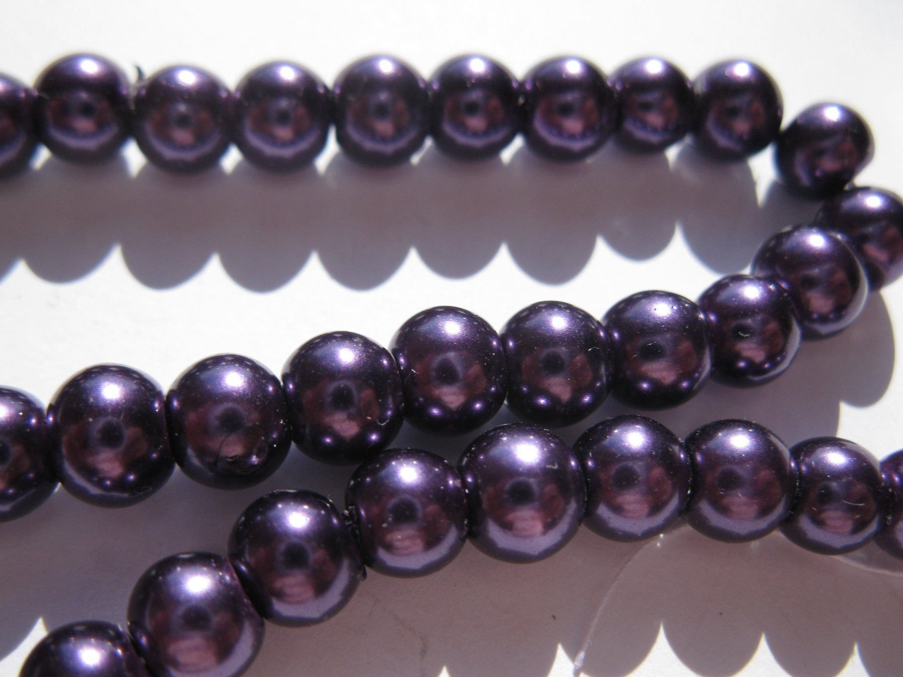 Perlen (unechte): 1 Strang Glasperlen Perlmutt 6mm, dunkel violett – Neu und originalverpackt aus St. Margarethen TG von LuanaKa