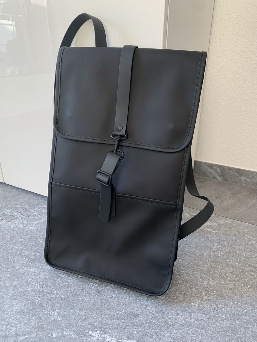 Rains Zaini: RAINS Rucksack wasserdicht Backpack, Neuwertig – Nuovo (secondo la descrizione) da Einsiedeln venduto da important__