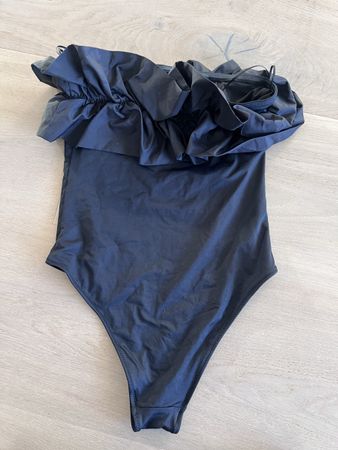 Zara Badeanzug, Gr.S, Schwarz, Volant