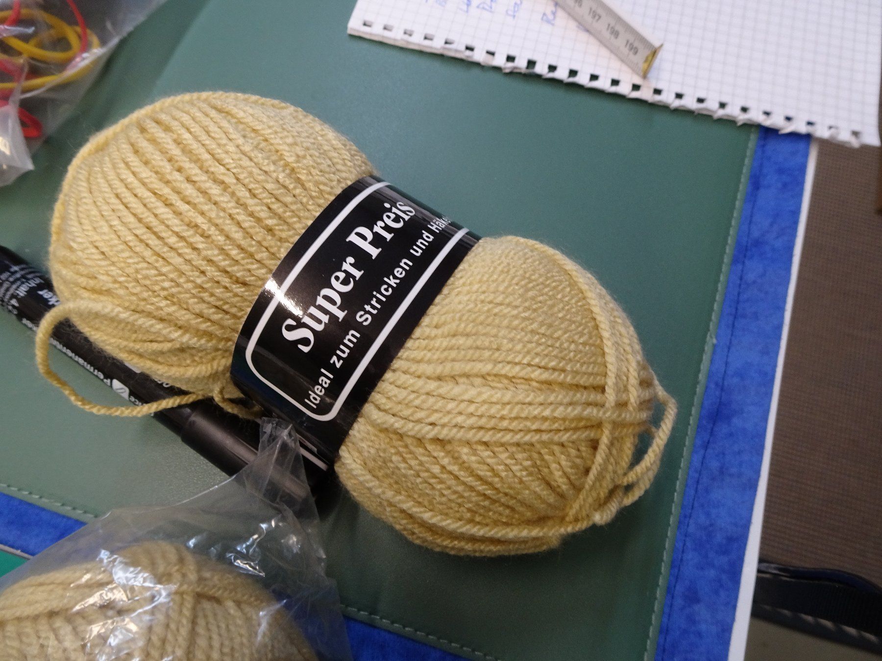 Wolle: Wolle, "Super Preis"  7 x 50gr, beige – Neu (gemäss Beschreibung) aus Grüt (Gossau ZH) von spitzig