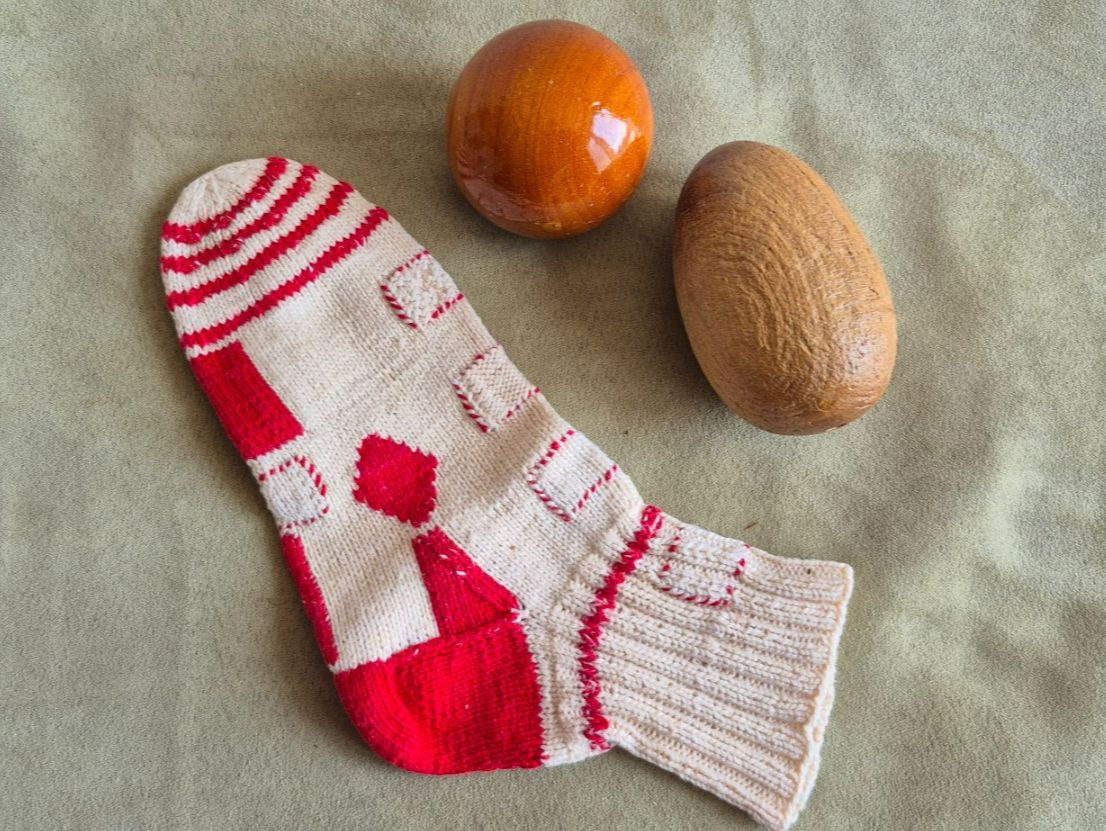 Articles en bois: Flicksocke / Stopfsocke mit Stopfei und Stopfkugel – D'occasion à Eggersriet par Fredb 2