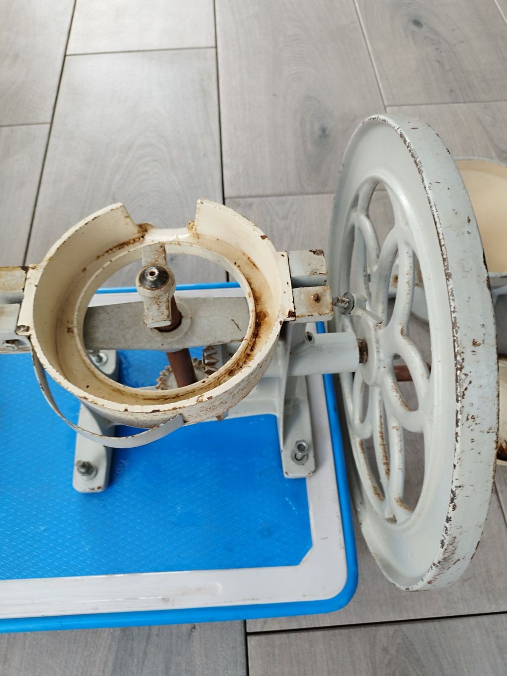 Alle Maschinen: Schrot-oder-Getreidemühle aus Gusseisen – Gebraucht aus Urtenen-Schönbühl von Kernbeisser25 5