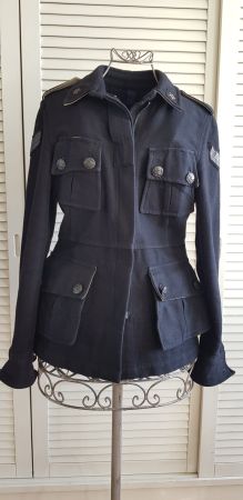 Femme by Michele Rossi. Veste style militaire noire.