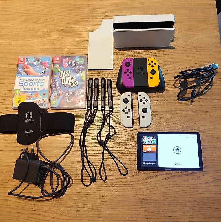 Nintendo Consoles: Super Bundle Nintendo Switch OLED – D'occasion à Solduno par bot_7m28